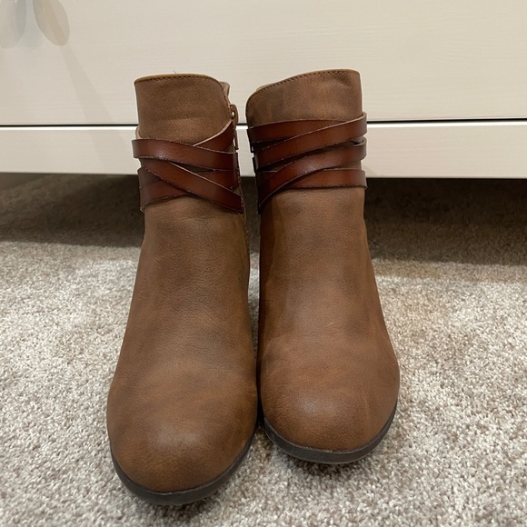 Madden Girl brown leather ankle boots. Size 8 - Picture 5 of 6